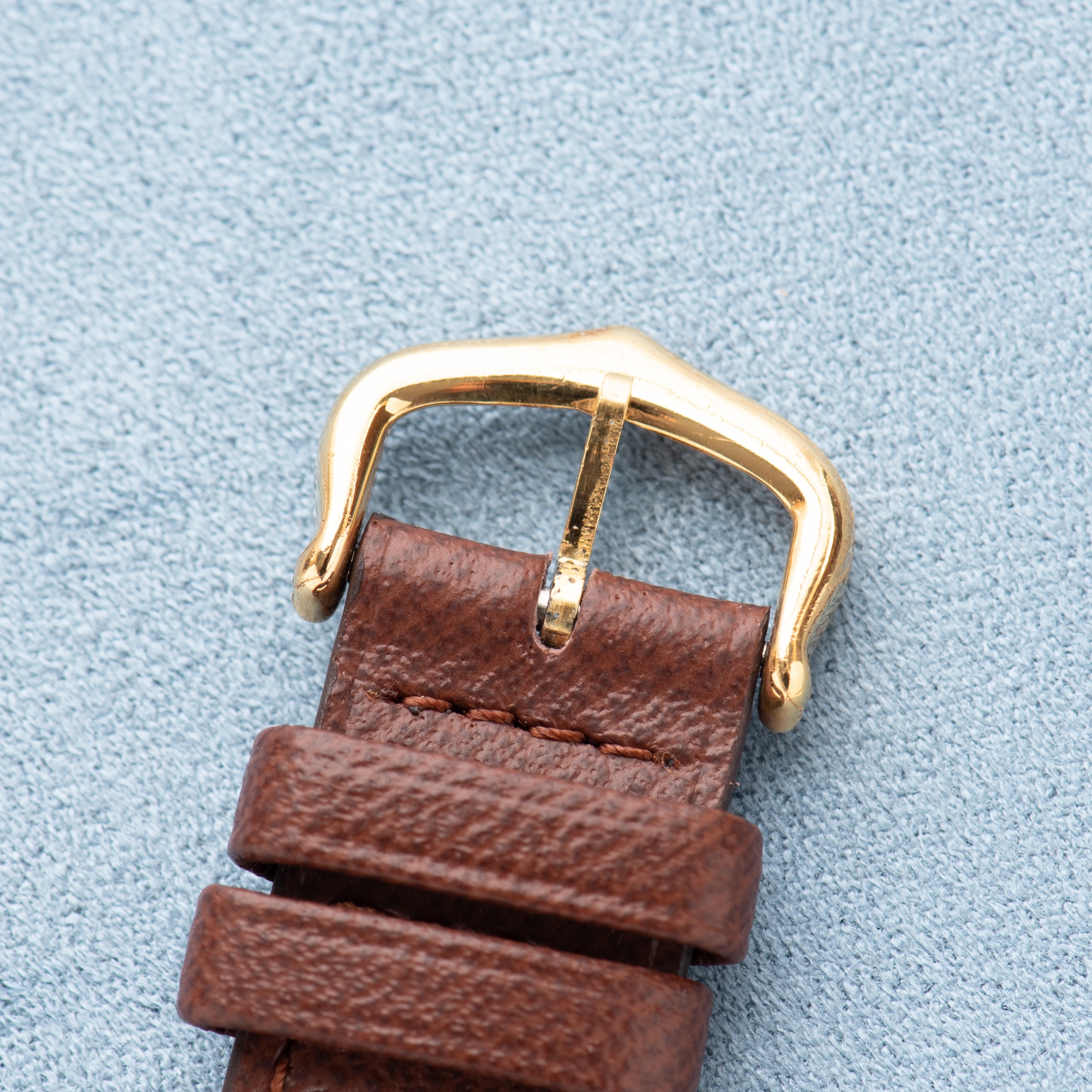 Vue de Cartier Must de Cartier Tank GM — cadran ivoire cloisonné — Réf. 6 81006 — 1980